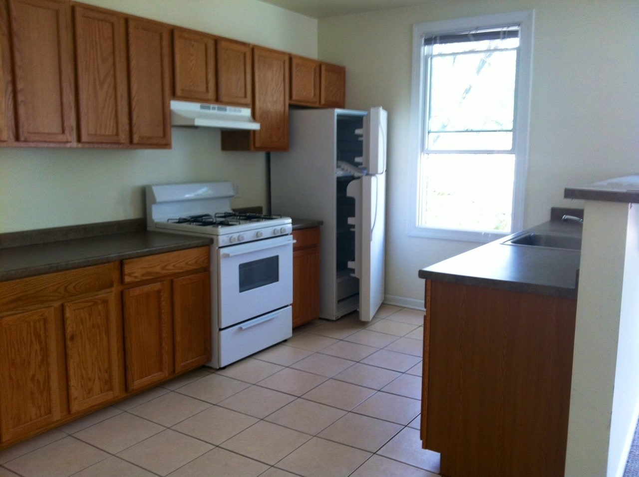 Kitchen - 537 Greenfield Ave