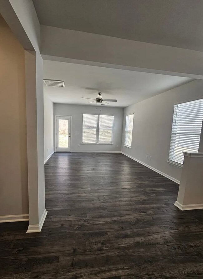 Building Photo - Very Spacious Townhome Available For Move In March 2026
