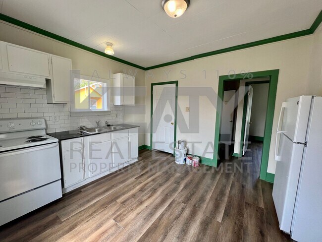 Building Photo - 2 Bedroom, 1 Bathroom House in Freetown!