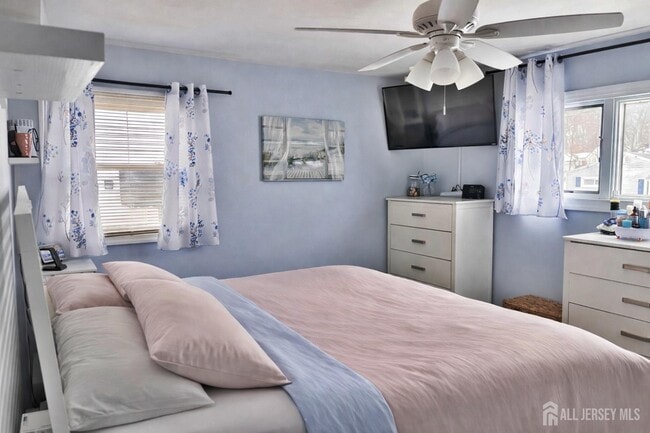 Building Photo - 100 Pinetree Dr