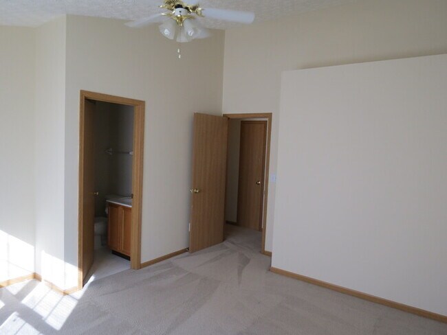 Building Photo - 4032 Grayson Dr, Obetz, OH 43207, USA