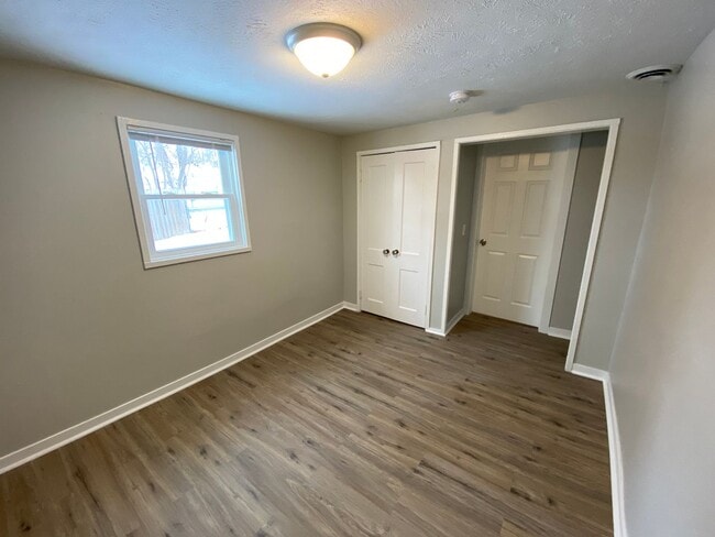 Building Photo - Charming 2 Bed 1 Bath