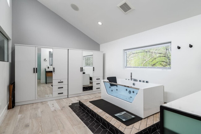 Building Photo - 4016 Eaton Dr