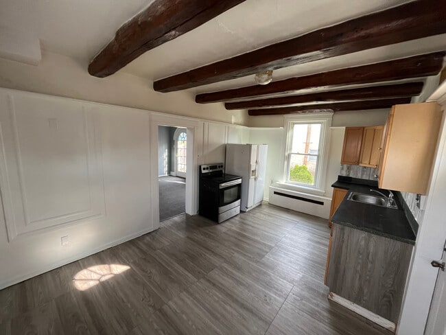 Building Photo - 544 King St