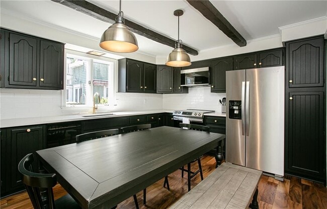 Building Photo - 5 Cherry St