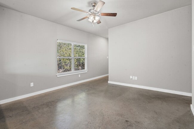 Building Photo - Amazing in Alvarado