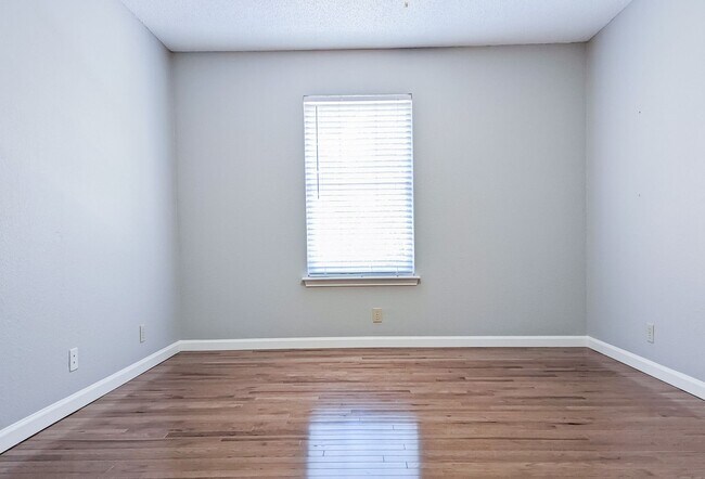 Building Photo - Stylish 4-Bed, 3.5-Bath Rental with Great ...