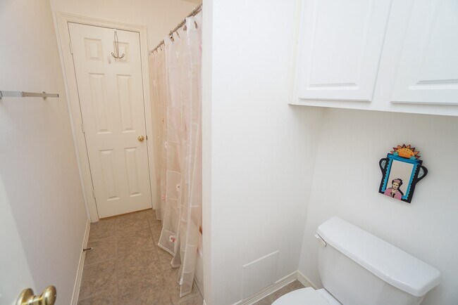 Building Photo - 1131 Enclave Square E