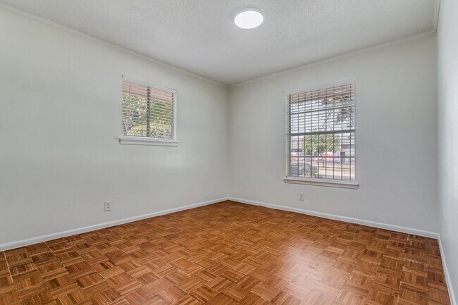 Building Photo - UPDATED 4-BEDROOM HOME IN SHEARER HILLS