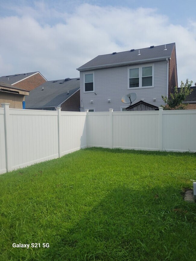 Building Photo - 3 bedroom, 2 bathroom townhouse in Western Branch