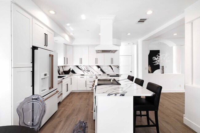 Building Photo - 2113 Harriman Ln