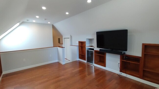 Building Photo - 710 Yucca Ave