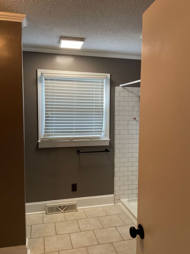 Building Photo - The Perfect 4 Bedroom!!!!