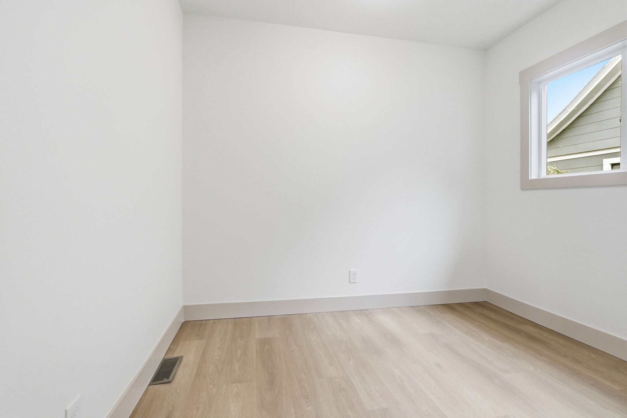 Building Photo - 437 NE Fargo St