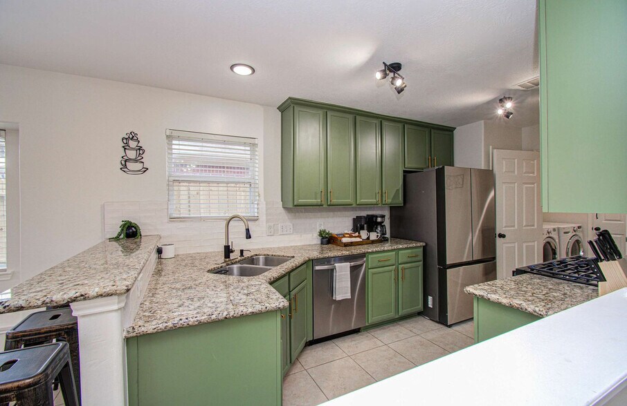 Building Photo - 7207 Crescent Mills Dr