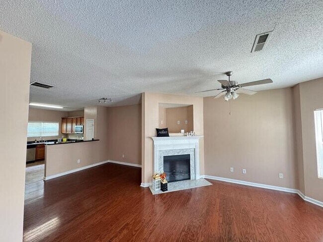 Building Photo - Move-in ready townhome in East Point/Colle...