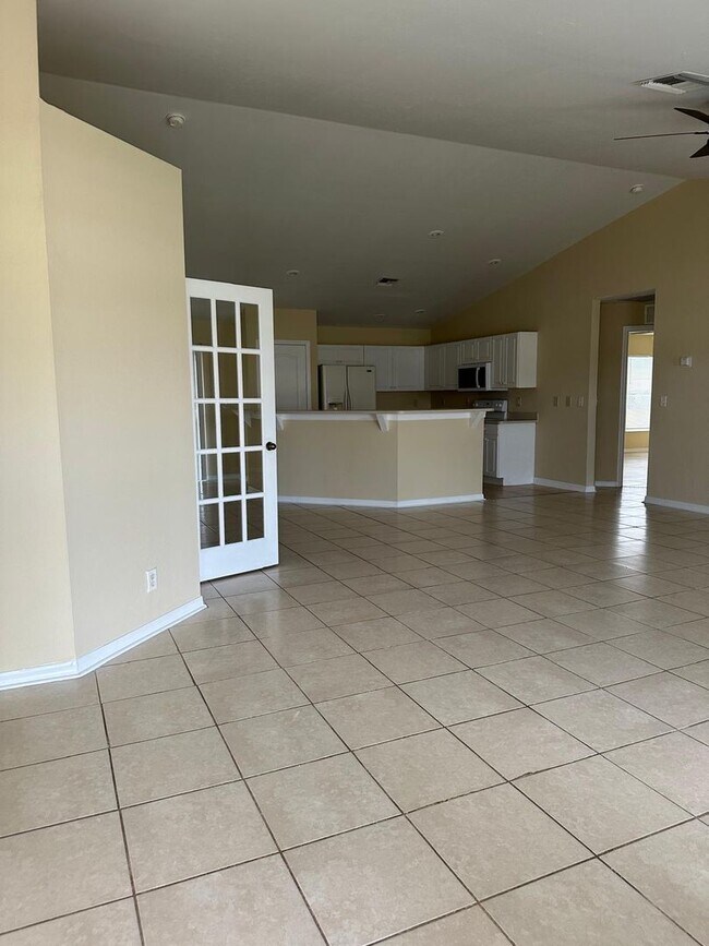 Building Photo - Spacious 3-Bed + Den Home with 2-Car Garag...