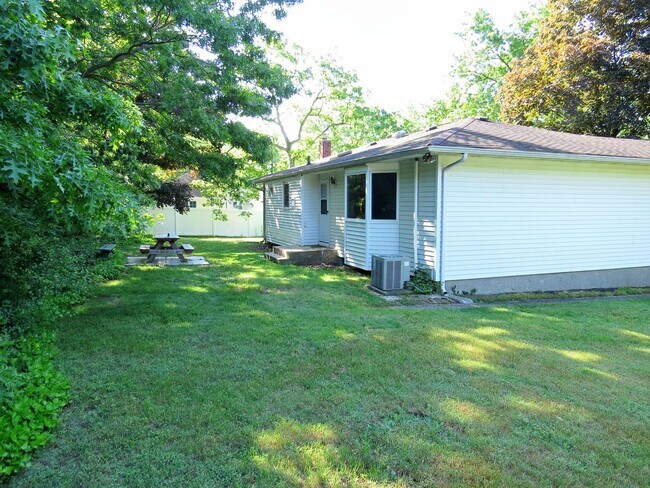 Building Photo - 3 Bedroom Beautiful Ranch