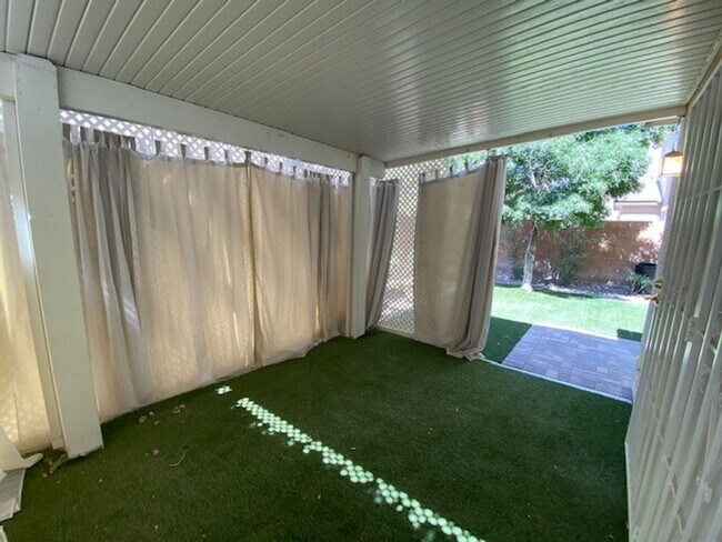 Building Photo - Unique Single Family 2/2 home