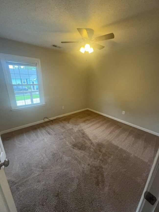 Building Photo - Charming 3 Bedroom, 2 Bath Home 710 Stonewall Avenue