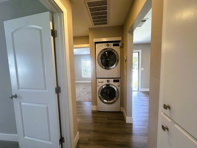 Building Photo - Beautiful 2-Bedroom Home with Large Backyard