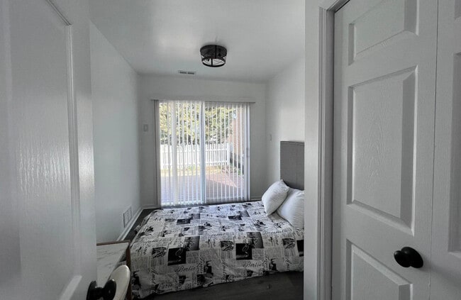 Building Photo - 4358 N Oak Park Ave