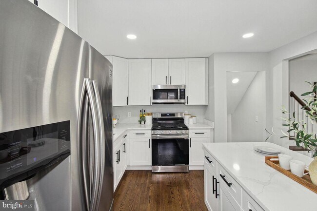 Building Photo - 10 Wendslow Rd