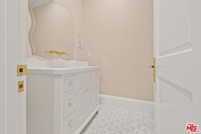 Building Photo - 1153 S Clark Dr