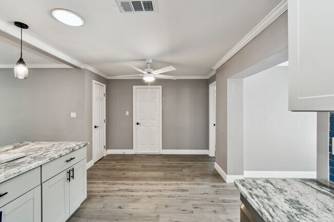 Building Photo - 528 Manor Dr