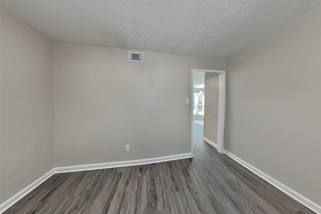 Building Photo - 6807 River Ml Dr