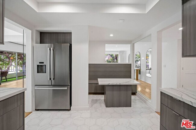 Building Photo - 440 N Oakhurst Dr