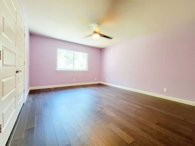 Building Photo - 3 Bed, 2 Bath Single-Level Gem with Firepl...