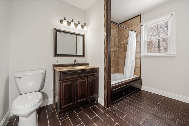 Building Photo - Madisonville- Charming 3+ bedroom 1.5 Bath, 1 car detached