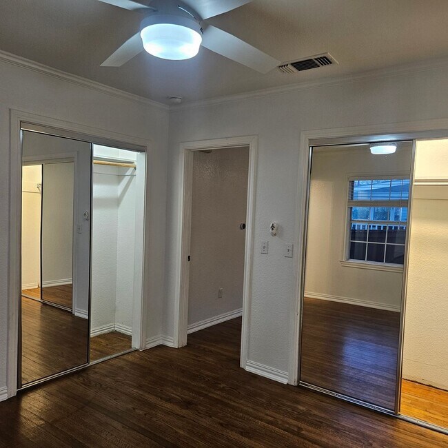 Building Photo - Bradley Duplex