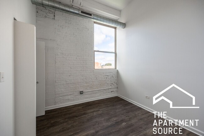 Building Photo - 932 W Dakin St