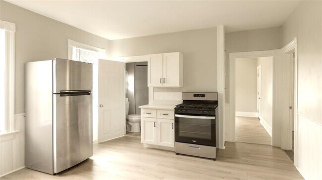 Building Photo - 65 Hendrick St