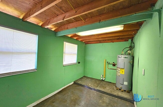 Building Photo - Rare flexible commercial space available for monthly lease on busy Combee Road
