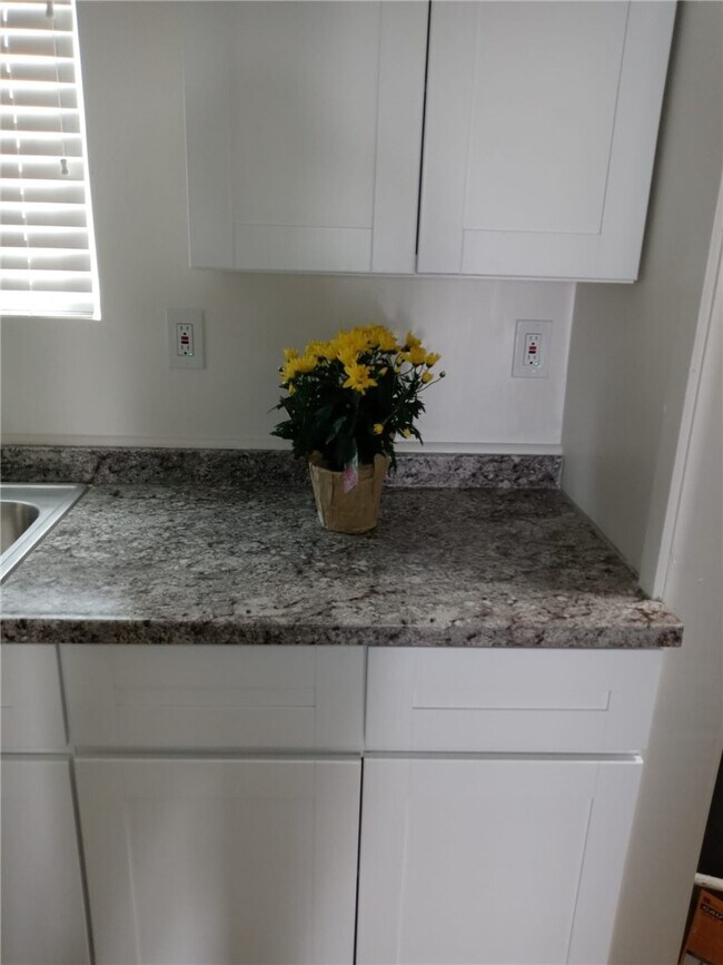 Building Photo - 716 W 75th St