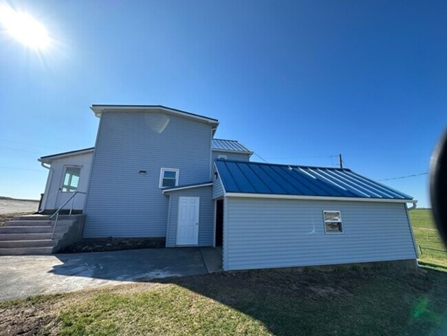 Building Photo - Four Bedroom 1.5 Bath Farm House in Hamburg