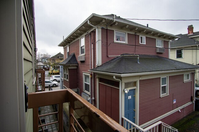 Building Photo - Contemporary Townhouse w Electric Fireplace, DW, & Juliette Balcony!