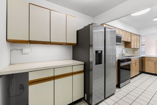 Building Photo - Condo For Rent on ST PETE BEACH!