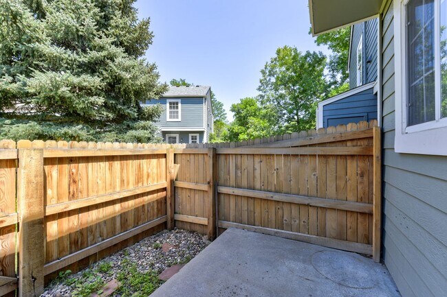 Building Photo - Beautiful 2 bed 2 bath townhome with carport in desirable Hearthwood Neighborhood With Pool!!
