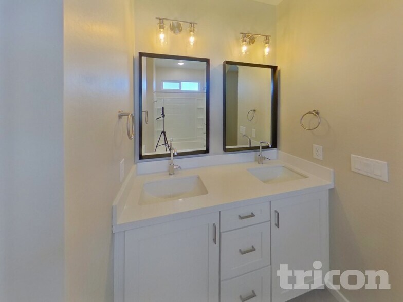 Building Photo - 1314 N Parkcrest