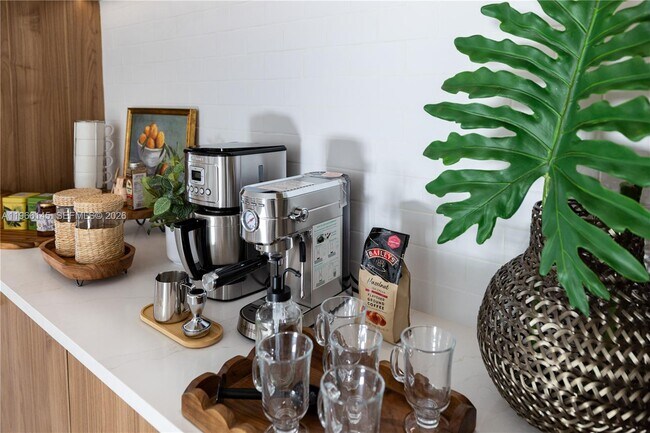 Building Photo - 1420 SW 17th St