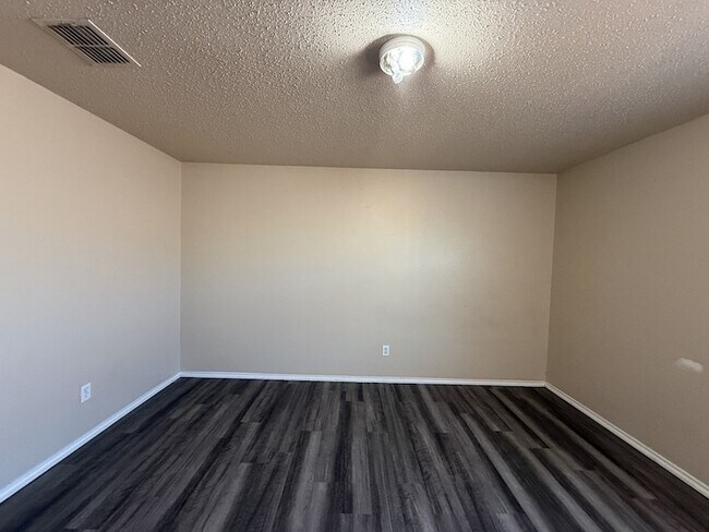 Building Photo - 3625 Clydesdale Dr