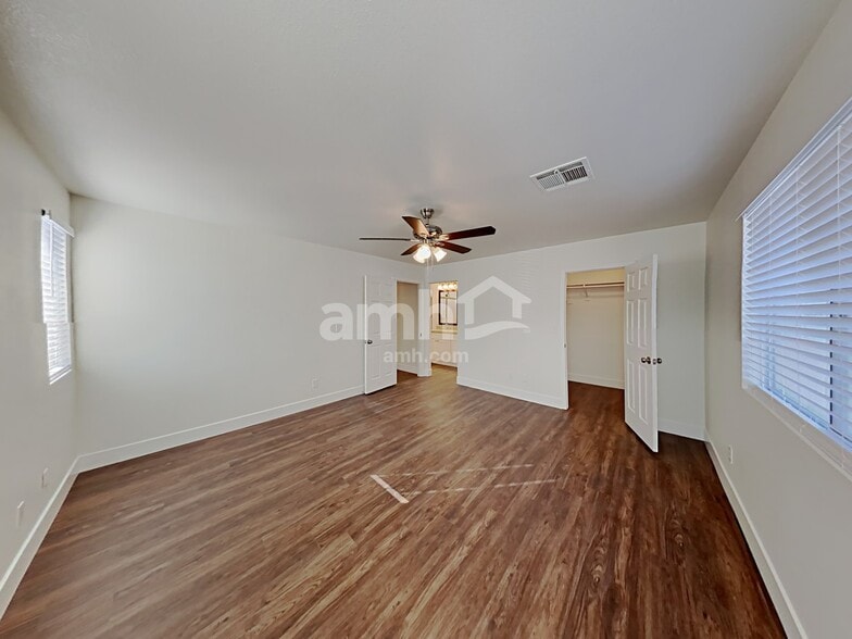 Building Photo - 921 Shades End Ave