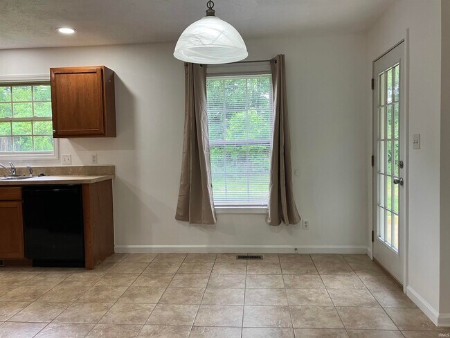 Building Photo - 7872 Sandalwood Dr