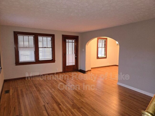 Building Photo - 30 E Beverly Ave