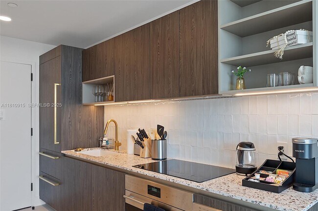 Building Photo - 601 NE 1st Ave