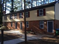 Building Photo - 2 Bedroom Townhome Style Home